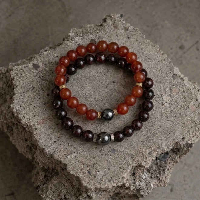 Bracelets des amoureux La Braise en cornaline et grenat almandin, perle d'hématine aimantée commune
