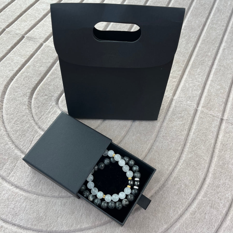 Bracelets de couple Le Fil dans leur écrin cadeau noir