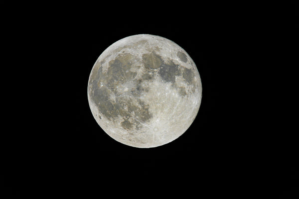Comment reconnaître une vraie pierre de lune : 5 vérifications simples