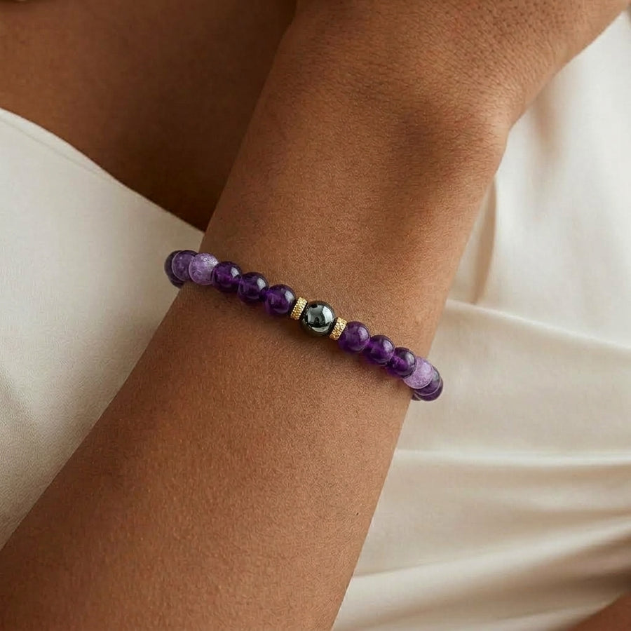 Bracelet femme en améthyste porté au poignet