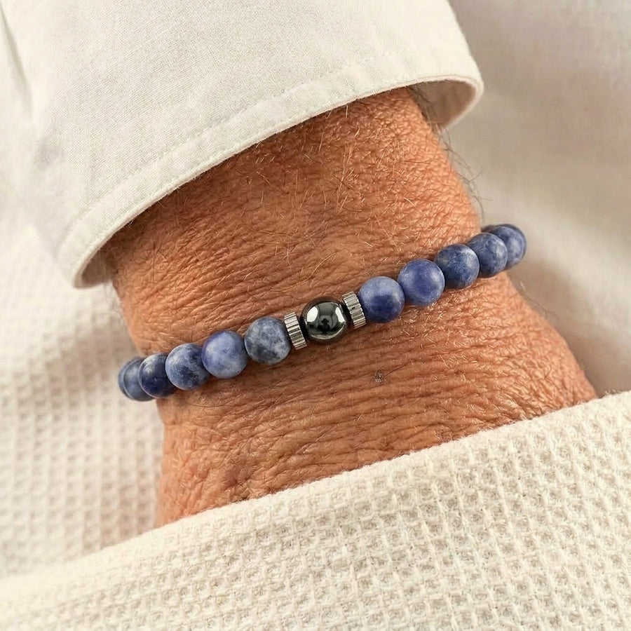 Bracelet homme en sodalite porté au poignet
