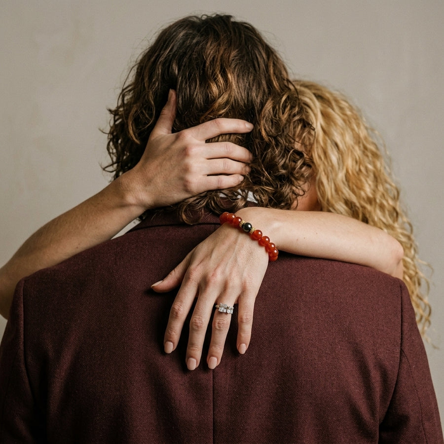 Femme enlaçant son conjoint, bracelet en cornaline porté au poignet