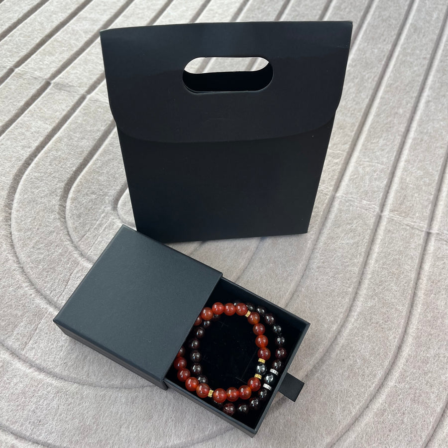 Bracelets de couple La Braise dans leur écrin cadeau noir