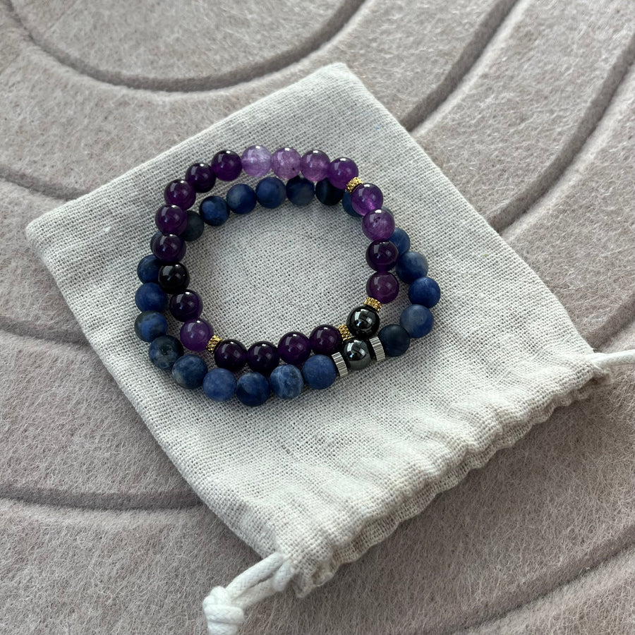Duo de bracelets La Trêve en améthyste et sodalite posé sur son pochon en coton