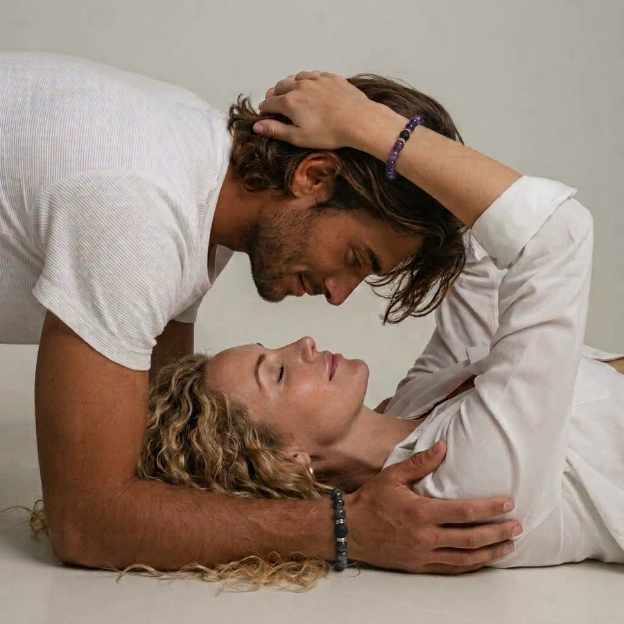 Couple tendrement allongé, bracelet en sodalite au poignet de l'homme